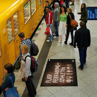 Werbung auf Bodenfolien im U-Bahnhof