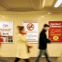 Plakatwerbung Berliner U-Bahnhof Preise