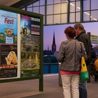 Plakatwerbung in Plakatvitrinen U-Bahnhof Berlin