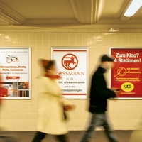 Plakatwerbung Berliner U-Bahnhof Preise